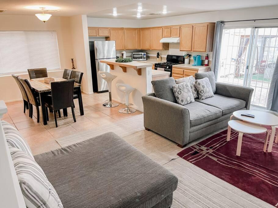 Holiday home 3 Bedroom 15min To Strip/fremont St Exp Fast Wifi Las Vegas