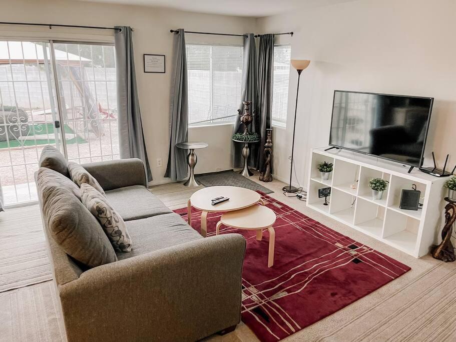 3 Bedroom 15min To Strip/fremont St Exp Fast Wifi Holiday home Las Vegas