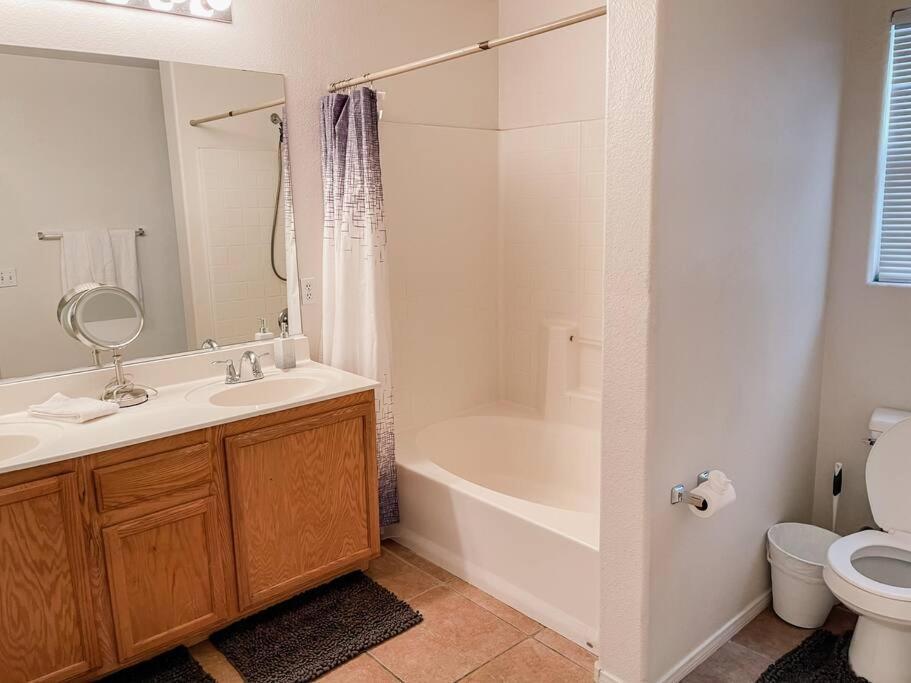 Holiday home 3 Bedroom 15min To Strip/fremont St Exp Fast Wifi Las Vegas
