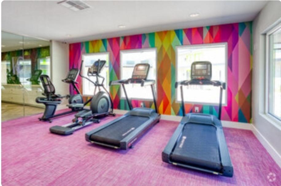 Minutes From Strip Apartment *