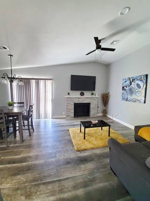 Beautiful W/ Red Door, Close To Strip/stadium Holiday home Las Vegas
