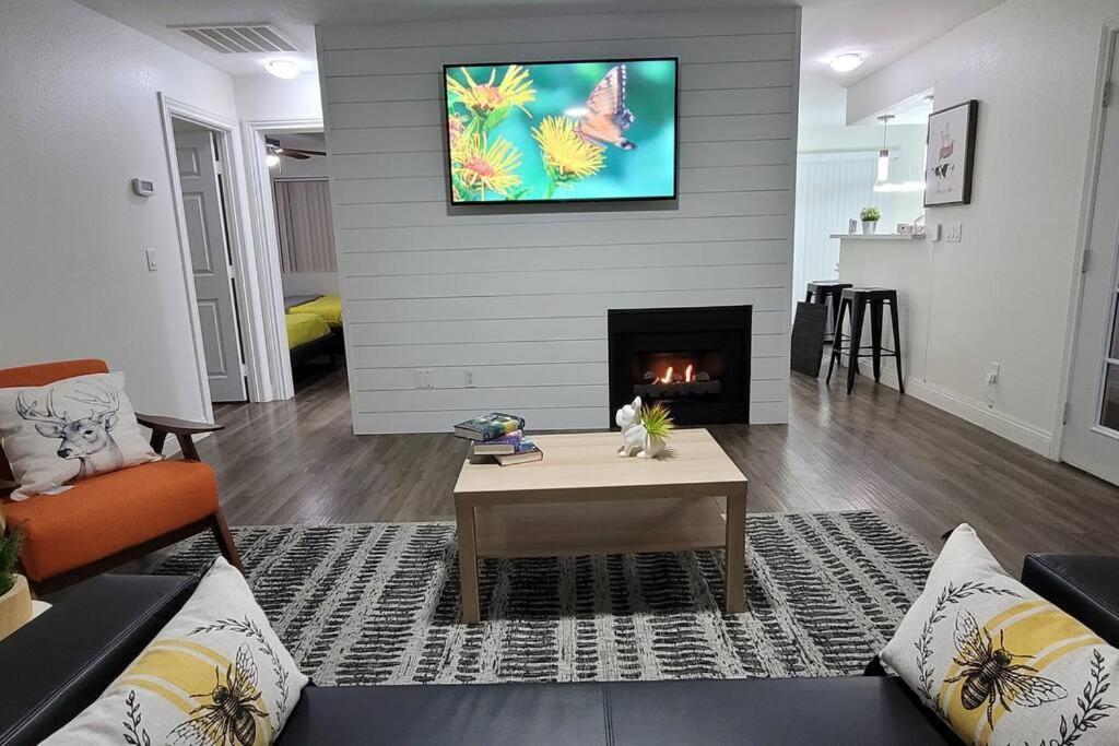 Apartment L - Fully Remodeled And Professionally Decorated