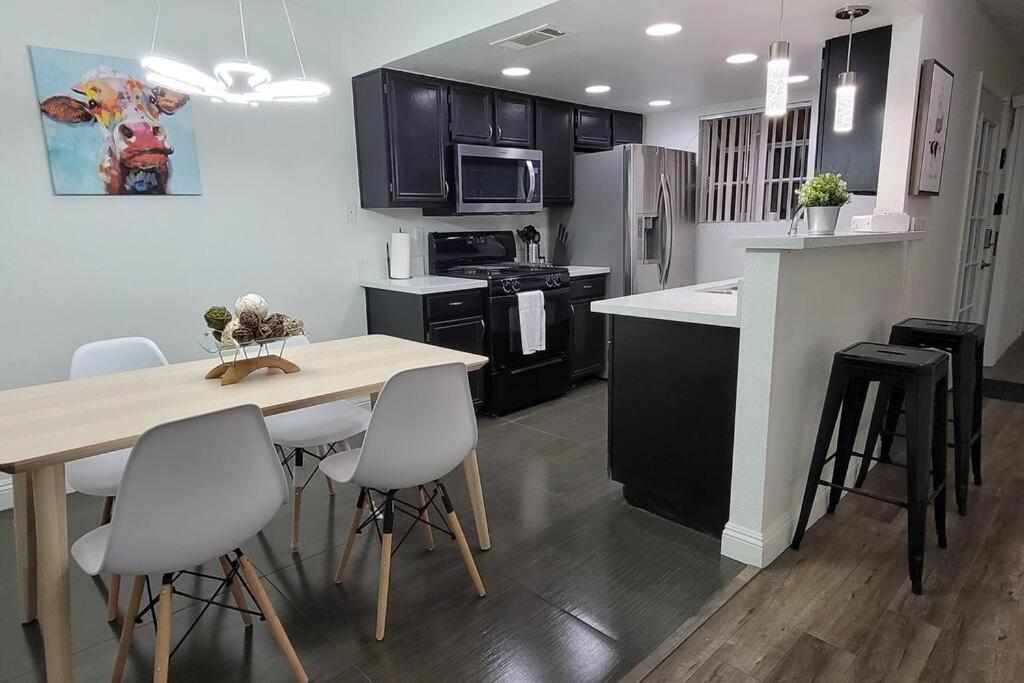 Apartment L - Fully Remodeled And Professionally Decorated *
