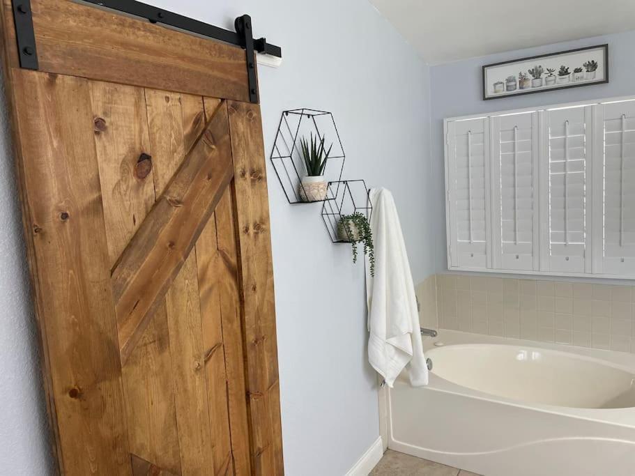 Gorgeous Henderson With Pool! Holiday home Las Vegas