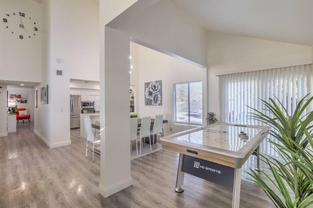 Holiday home Hidden Gem In The Desert -gym/pool/spa/games-4br