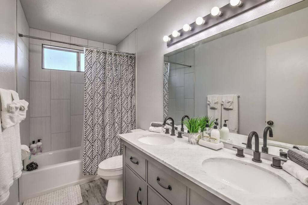 Hidden Gem In The Desert -gym/pool/spa/games-4br Holiday home Spring Valley