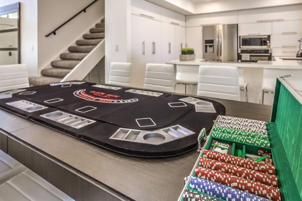 Hidden Gem In The Desert -gym/pool/spa/games-4br Holiday home