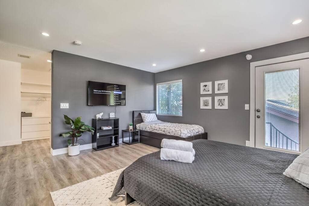 Hidden Gem In The Desert -gym/pool/spa/games-4br *