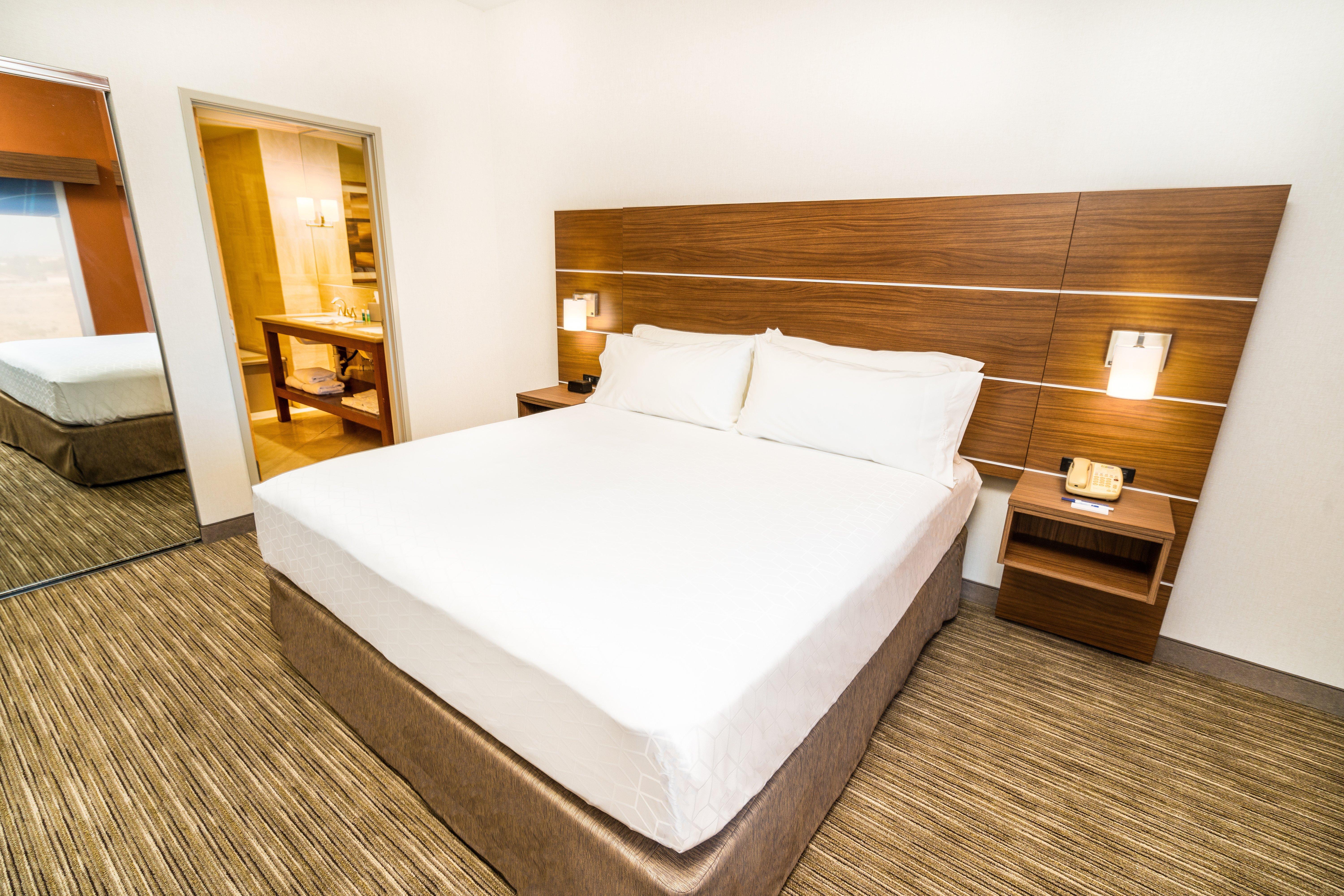 Hotel Express & Vegas Sw Springvalley By Ihg