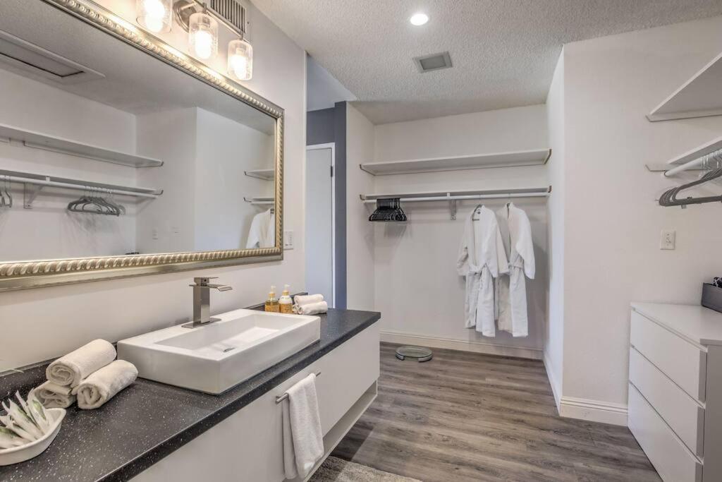 Hidden Gem In The Desert -gym/pool/spa/games-4br