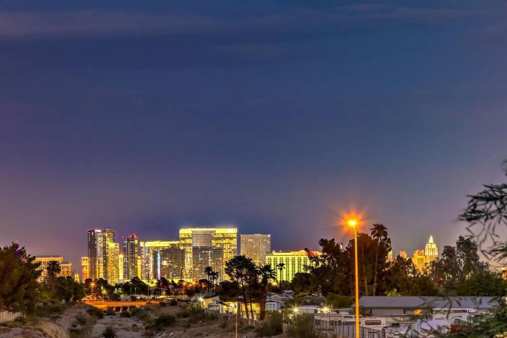 Hidden Gem In The Desert -gym/pool/spa/games-4br Spring Valley