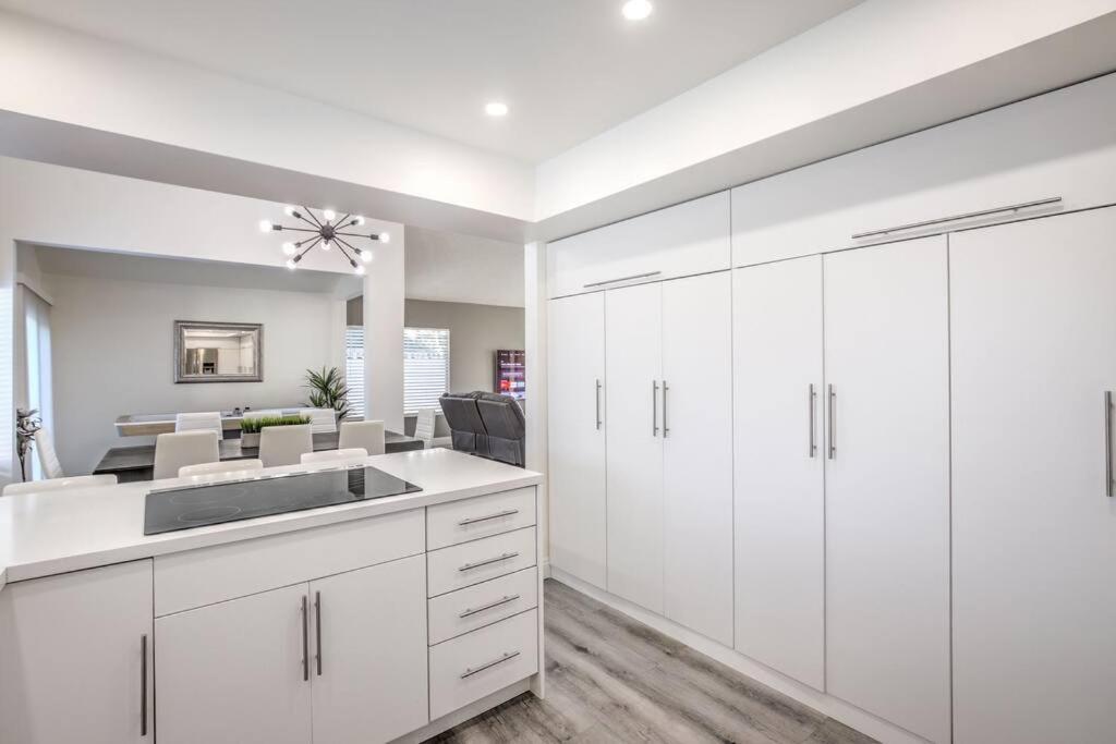 Hidden Gem In The Desert -gym/pool/spa/games-4br *
