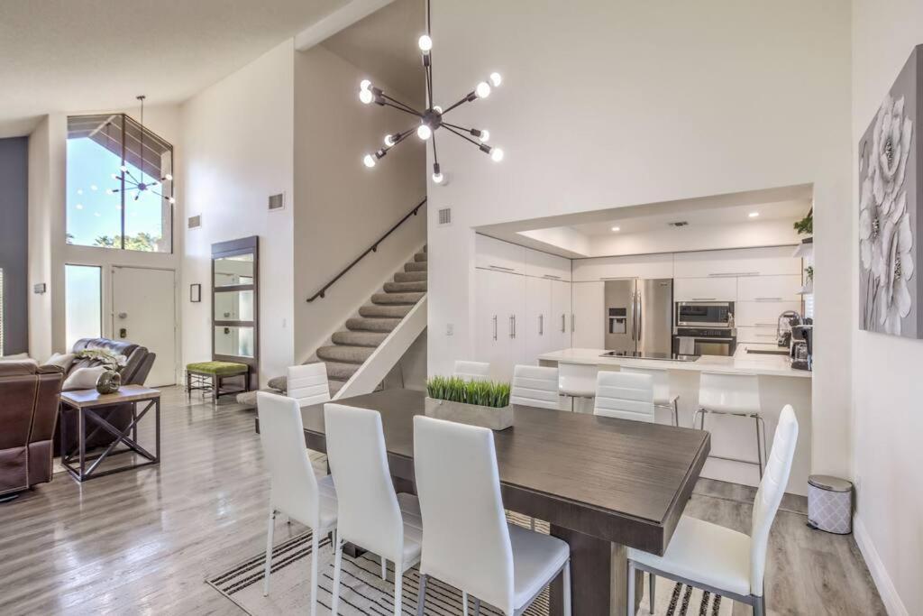 Hidden Gem In The Desert -gym/pool/spa/games-4br *