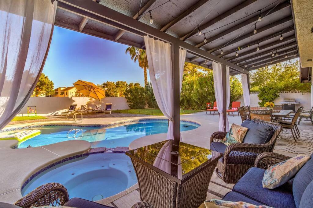Holiday home Hidden Gem In The Desert -gym/pool/spa/games-4br *