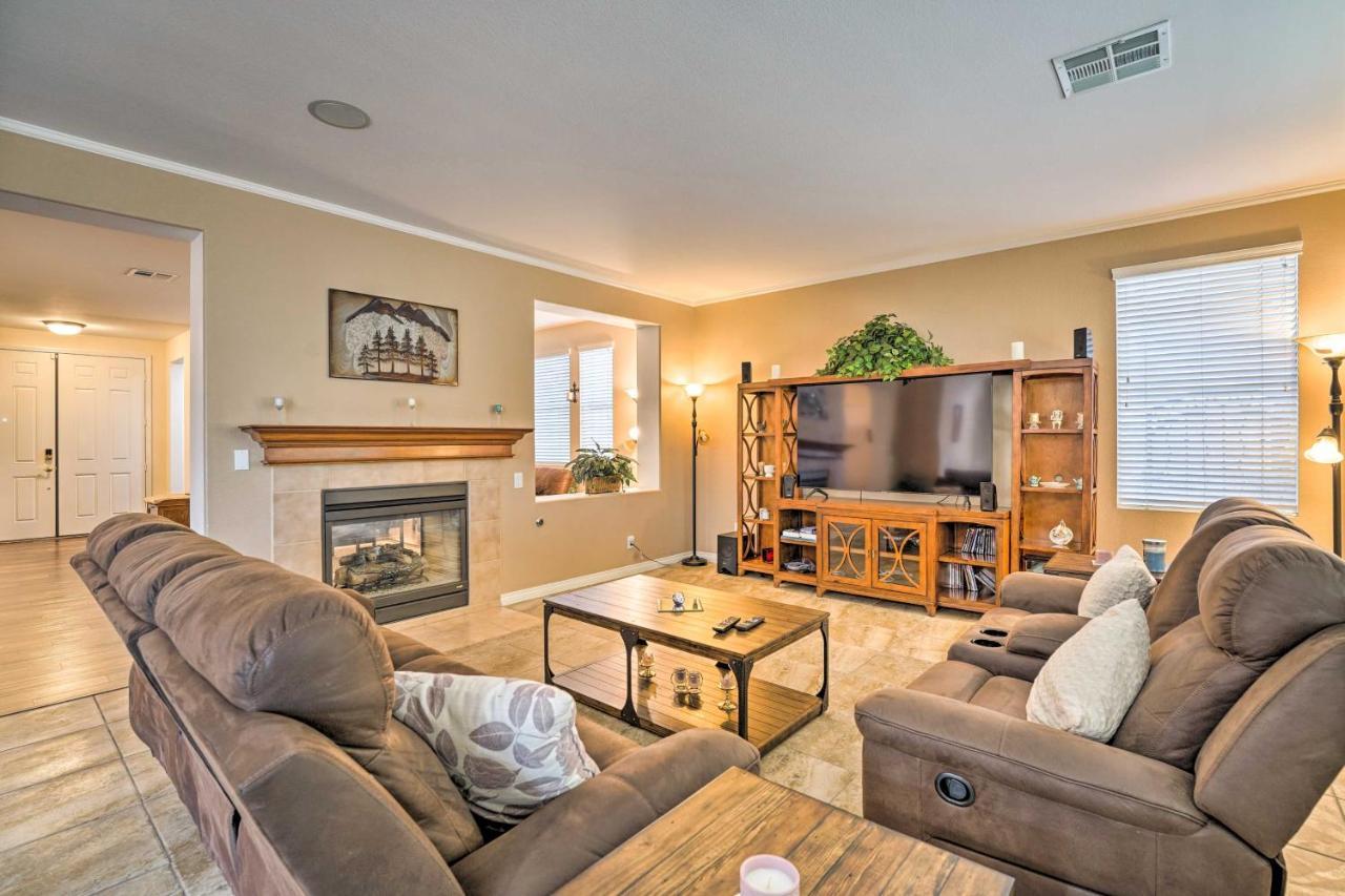 Spacious North Vegas With Yard Holiday home