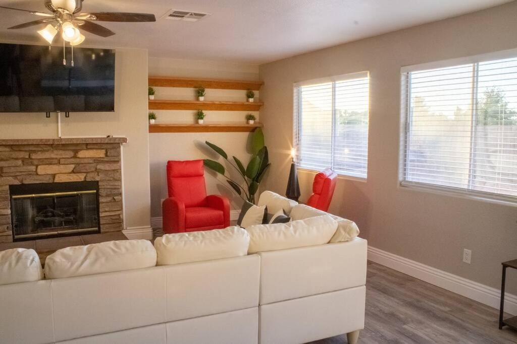 The Viva Vibe Vegas - Solar Heated Pool! Ferienhaus *