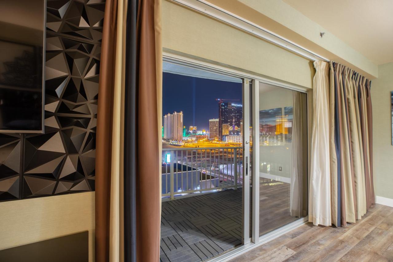 2100 Sqft Penthouse W/ Strip Views! Pool Gym Aparthotel *