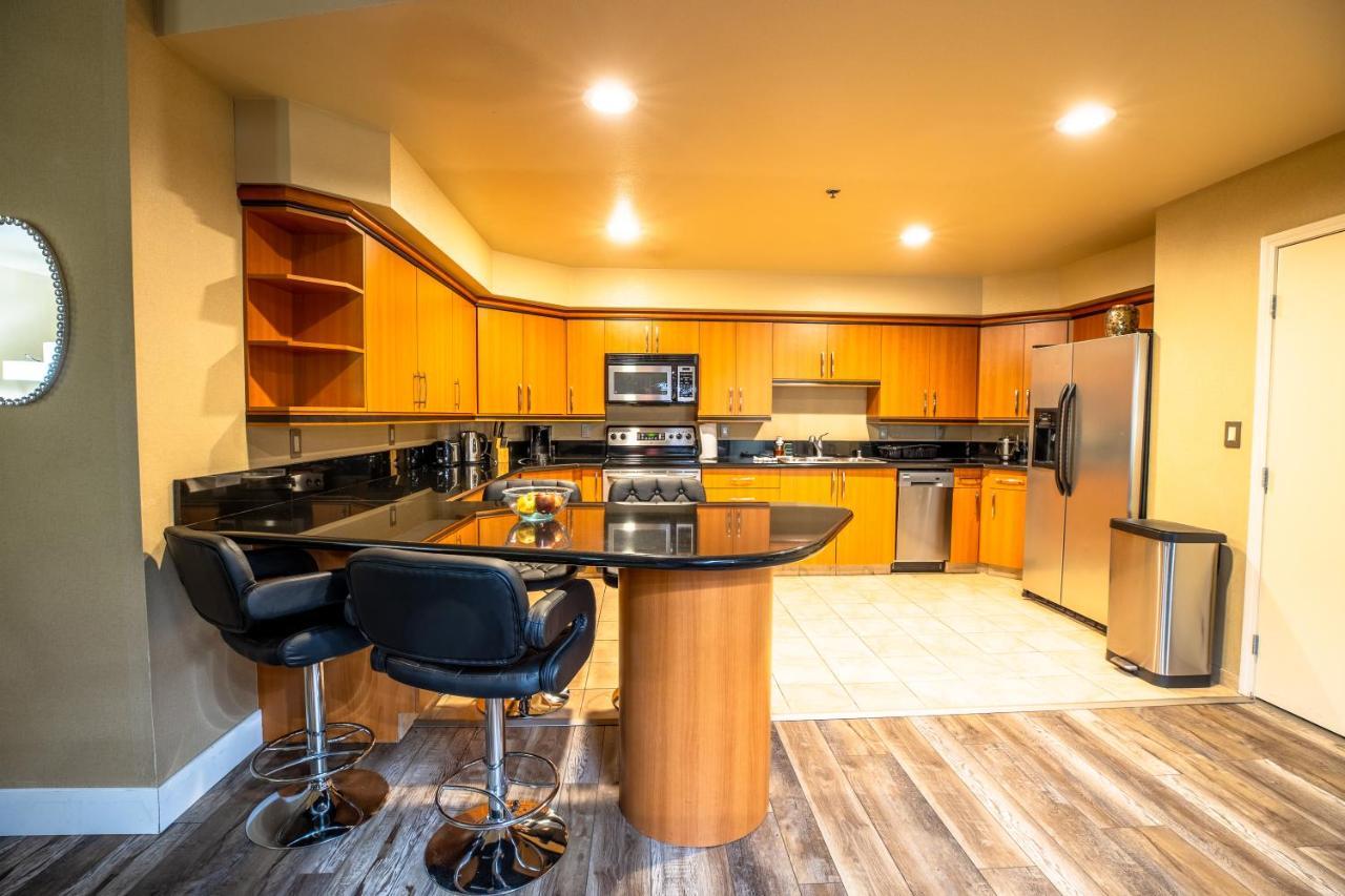 2100 Sqft Penthouse W/ Strip Views! Pool Gym Aparthotel
