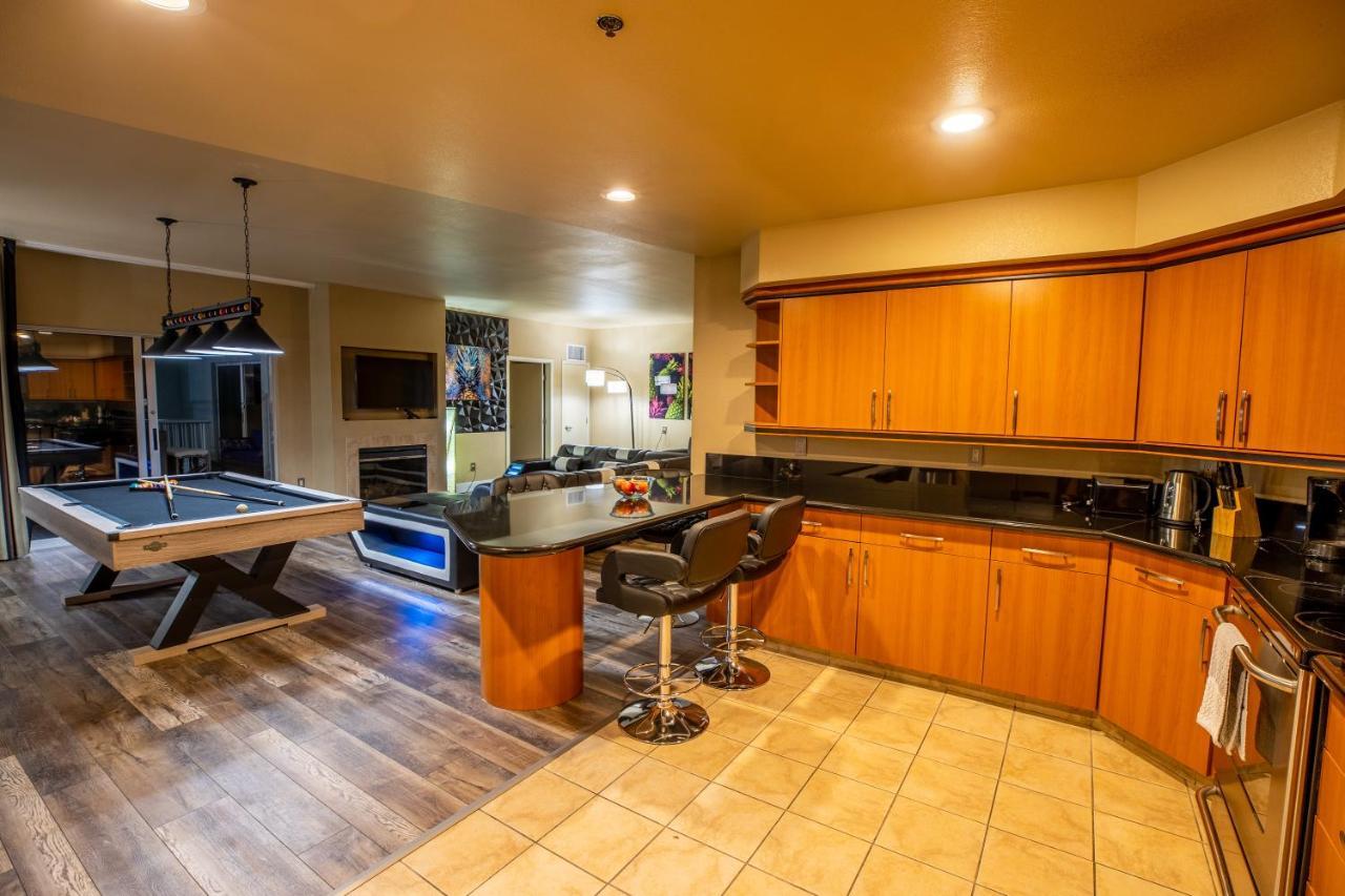 2100 Sqft Penthouse W/ Strip Views! Pool Gym Aparthotel
