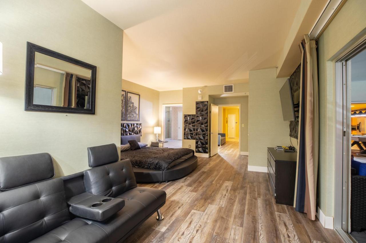 2100 Sqft Penthouse W/ Strip Views! Pool Gym Aparthotel *