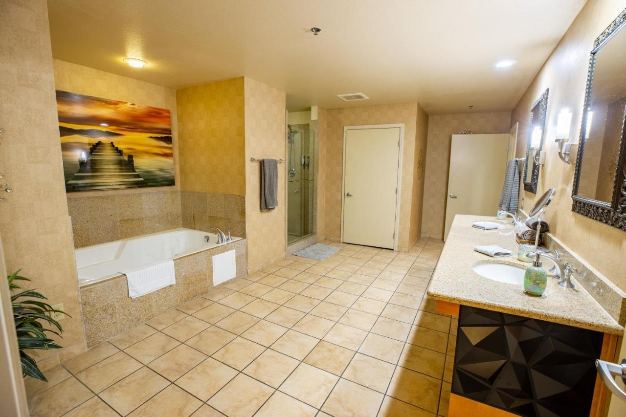 Aparthotel 2100 Sqft Penthouse W/ Strip Views! Pool Gym *