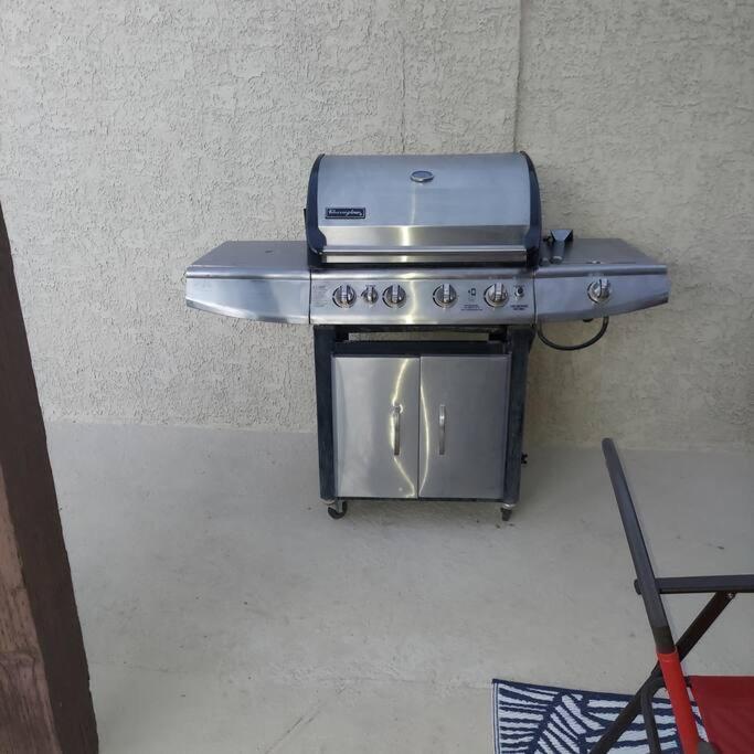 New Beautifully Remodeled In Vegas Holiday home Las Vegas