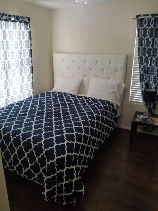 Speedway 5 Min, Strip 15 Min. Mtn/train Views Holiday home Las Vegas
