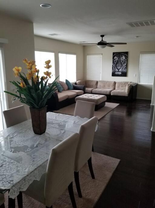 Holiday home Speedway 5 Min, Strip 15 Min. Mtn/train Views Las Vegas