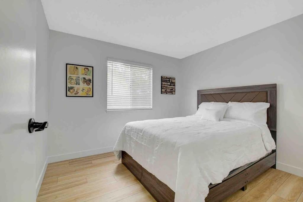 Style 4 Bedroom House With Pool Minutes From Strip Holiday home Las Vegas