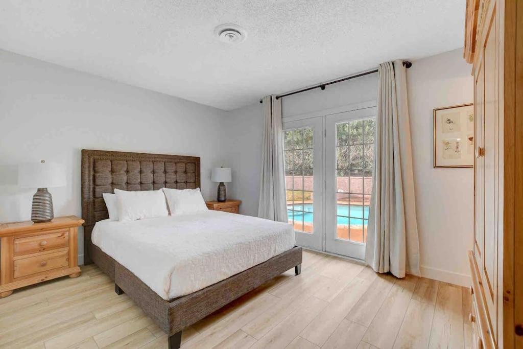 Style 4 Bedroom House With Pool Minutes From Strip Holiday home