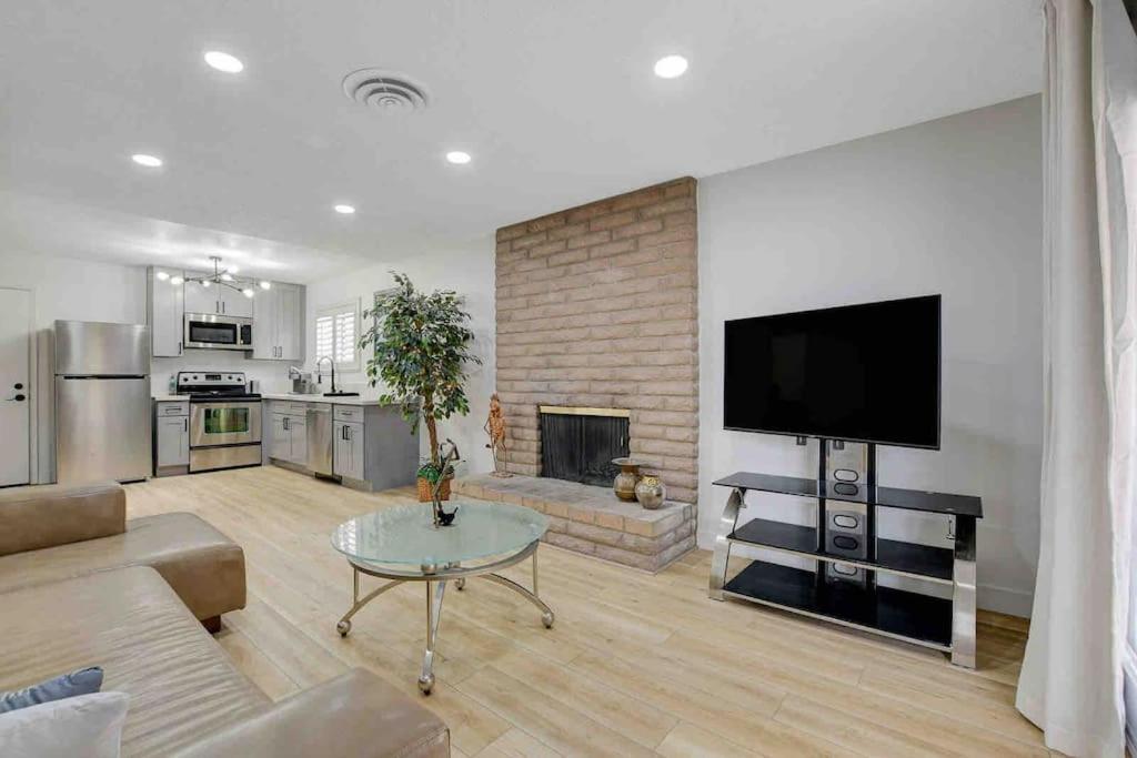 Style 4 Bedroom House With Pool Minutes From Strip Holiday home *