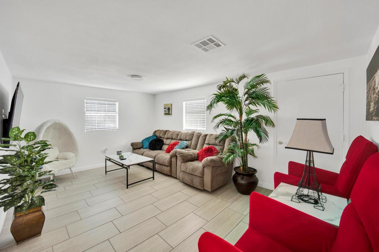 Holiday home 5 Mins To Vegas Strip, Casinos, Conventions, F1, Free Fast Wifi, 5 Roku Tvs, Massage Chair