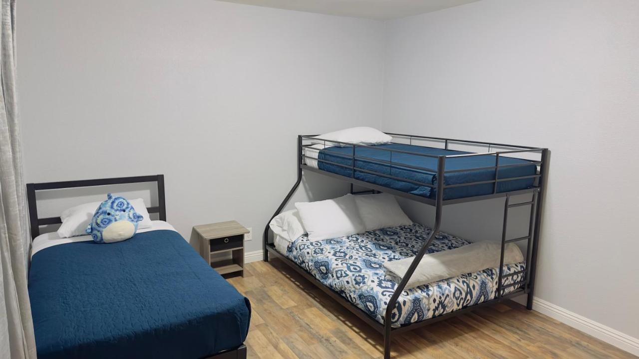 3 Bedroom W Swimming Pool And Billiards Table Las Vegas