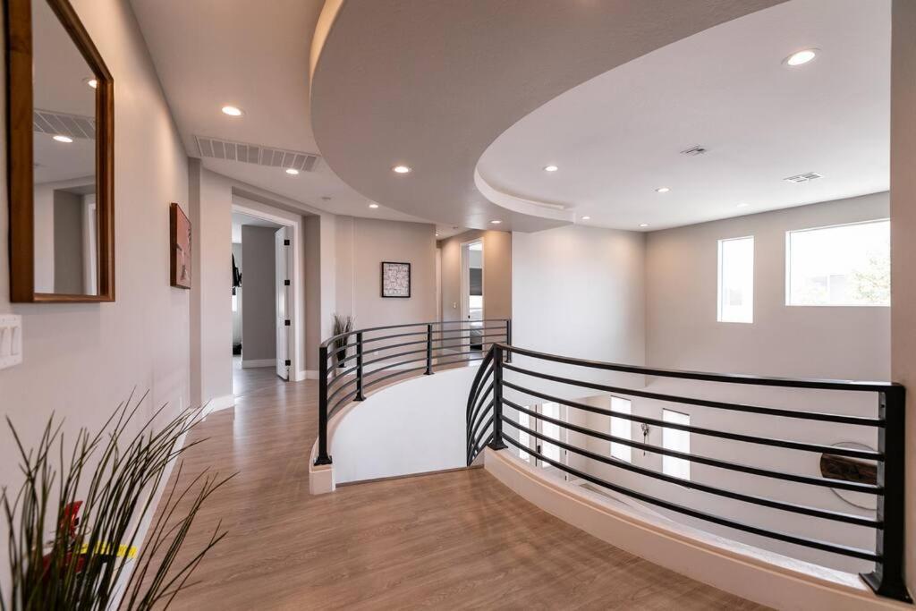 Holiday home 6 Bedroom Mansion W/ Amazing Backyard Pool!