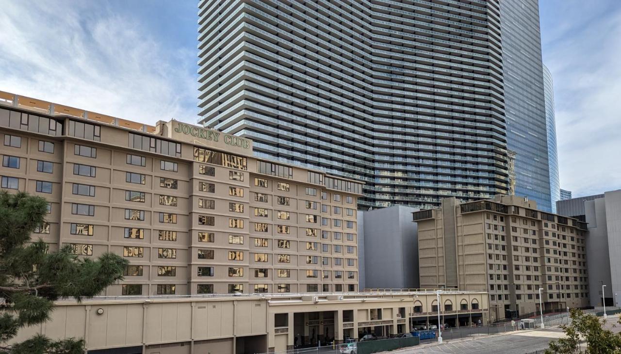 Aparthotel Suites At Jockey Club 3*