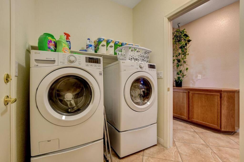 Unique Home! Pool, Jacuzzi 20 Percent Off For Longterm 420 Friendly Outside Only
