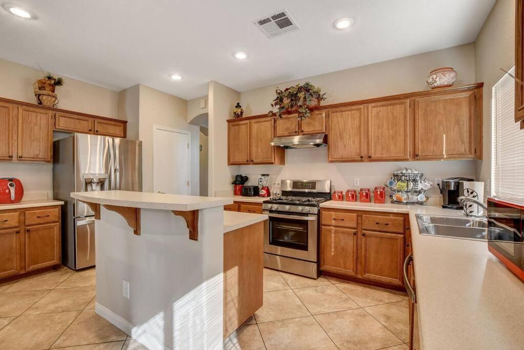 Unique Home! Pool, Jacuzzi 20 Percent Off For Longterm 420 Friendly Outside Only Holiday home *