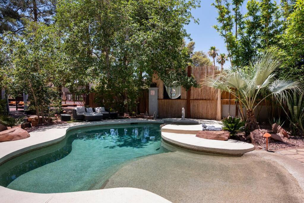 Resort-style Paradise W 2 Pools Las Vegas