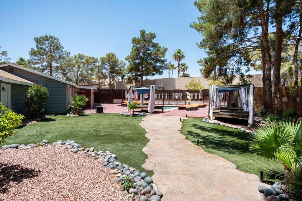 Resort-style Paradise W 2 Pools Las Vegas