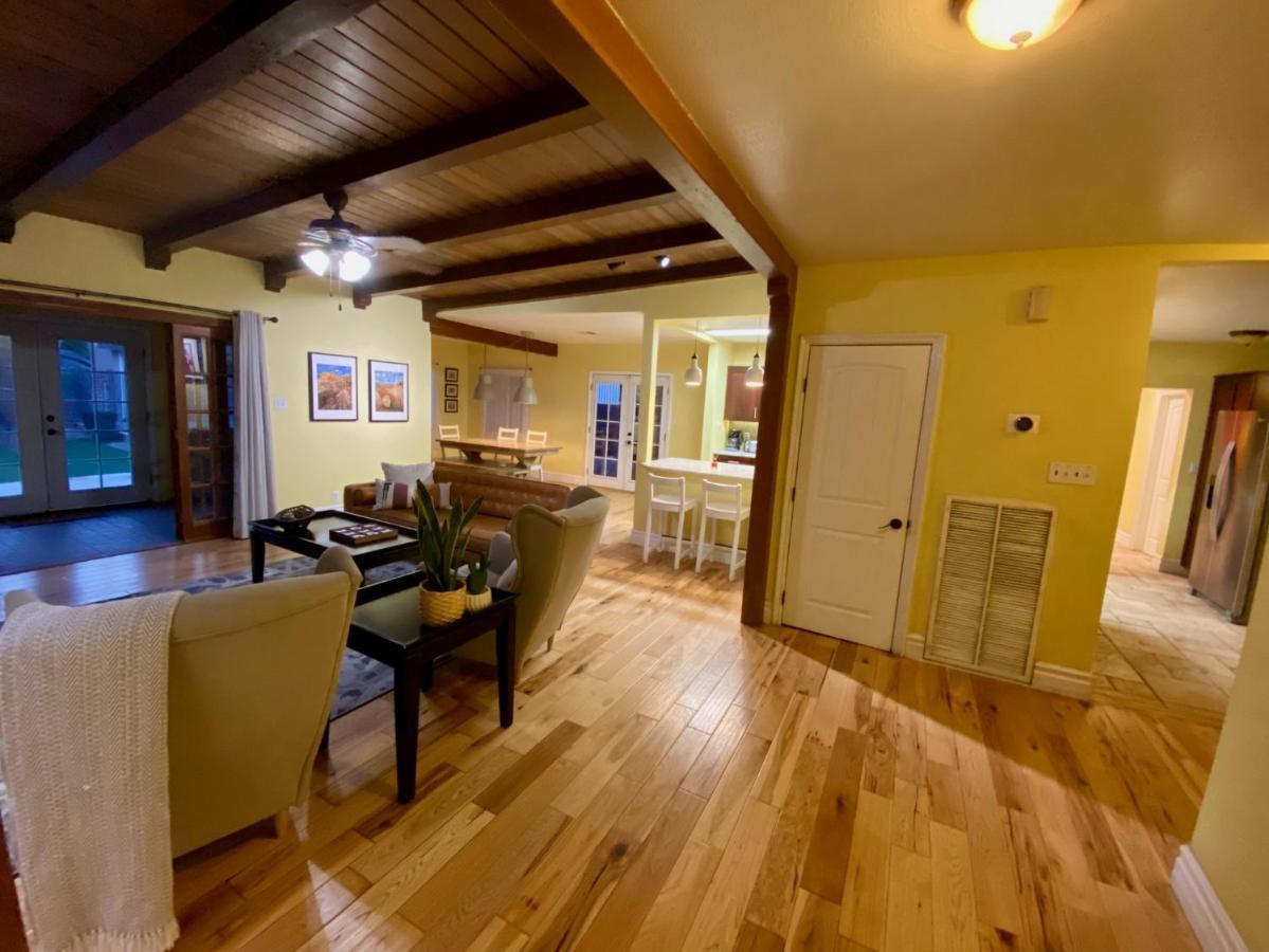 Holiday home Newer Ranch With Pool And Hot Tub Near The Strip And Freemont Street.