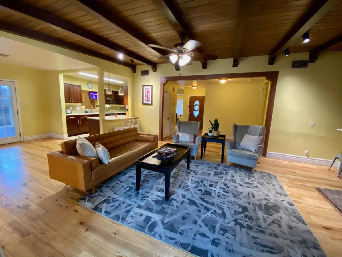 Newer Ranch With Pool And Hot Tub Near The Strip And Freemont Street. Holiday home Las Vegas