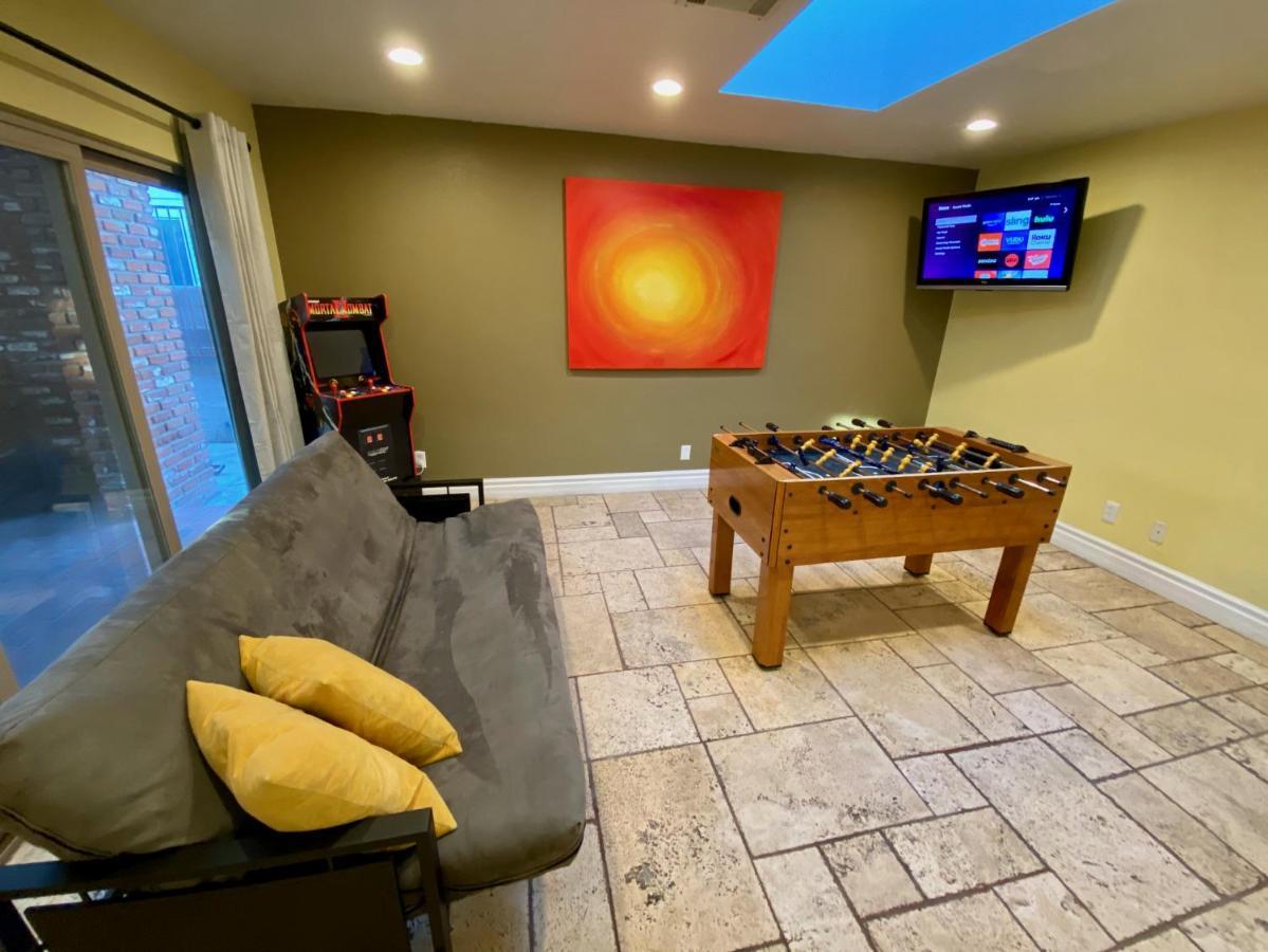 Newer Ranch With Pool And Hot Tub Near The Strip And Freemont Street. Holiday home Las Vegas