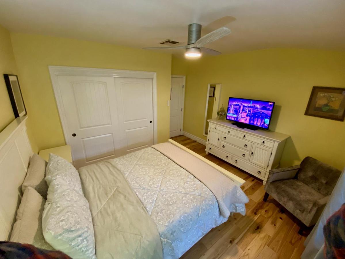 Newer Ranch With Pool And Hot Tub Near The Strip And Freemont Street. Holiday home