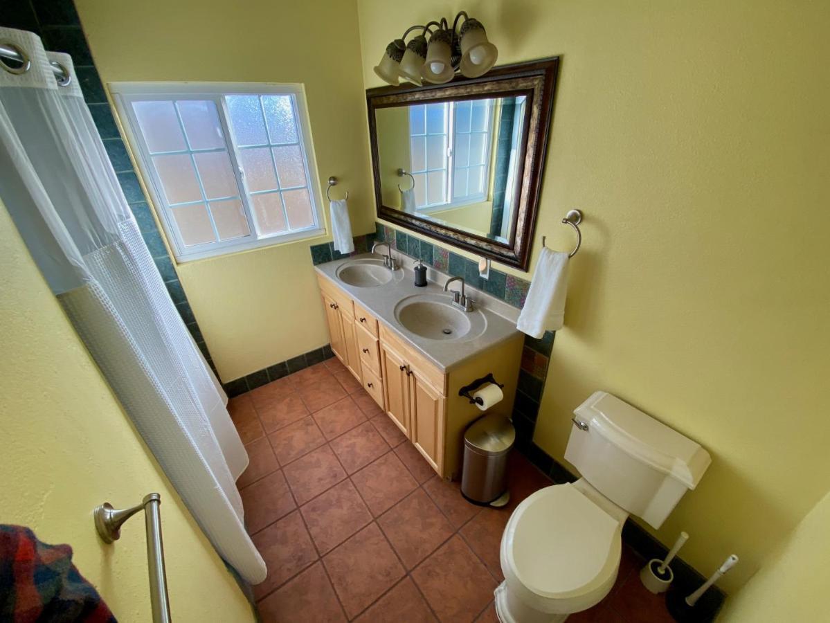 Newer Ranch With Pool And Hot Tub Near The Strip And Freemont Street. Holiday home Las Vegas