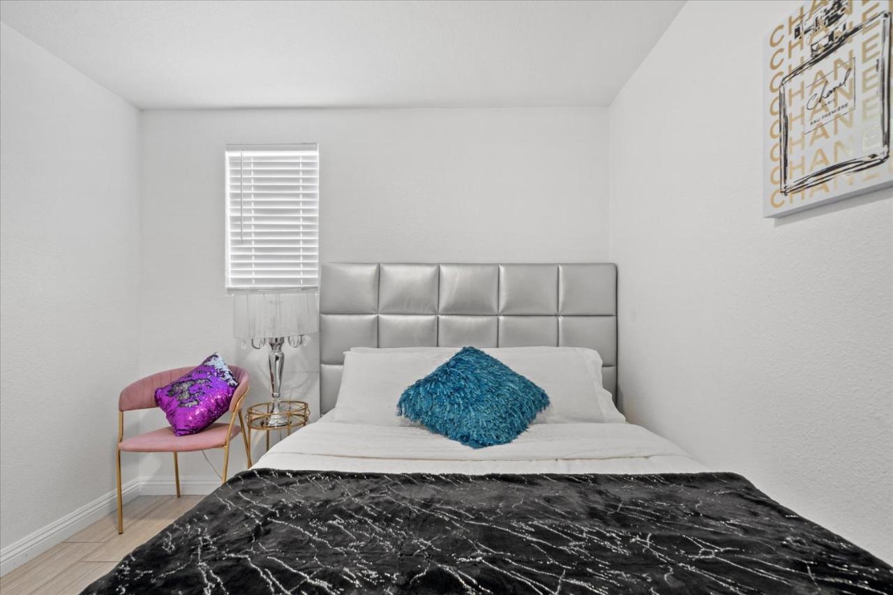 5 Mins To Vegas Strip, Casinos, Conventions, F1, Free Fast Wifi, 5 Roku Tvs, Massage Chair Holiday home Las Vegas