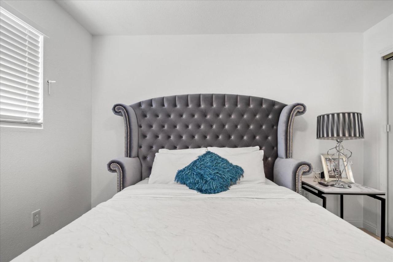 5 Mins To Vegas Strip, Casinos, Conventions, F1, Free Fast Wifi, 5 Roku Tvs, Massage Chair Holiday home *