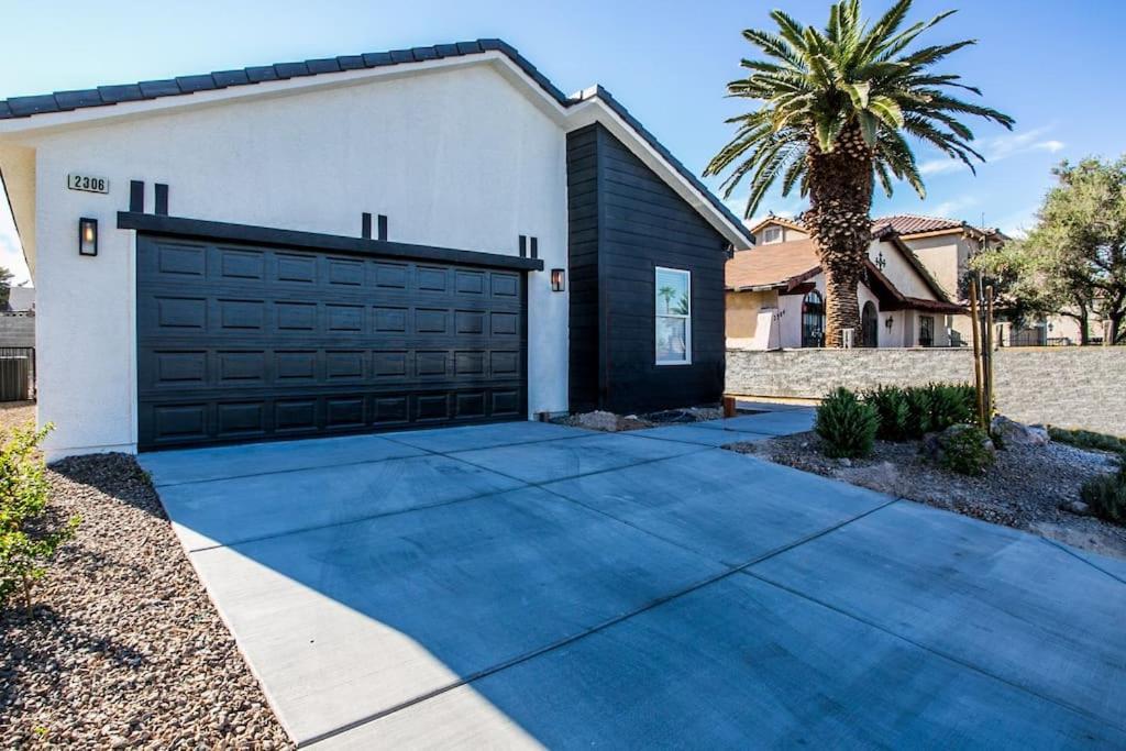 Holiday home New 2022 Home, 10min From Strip, Modern