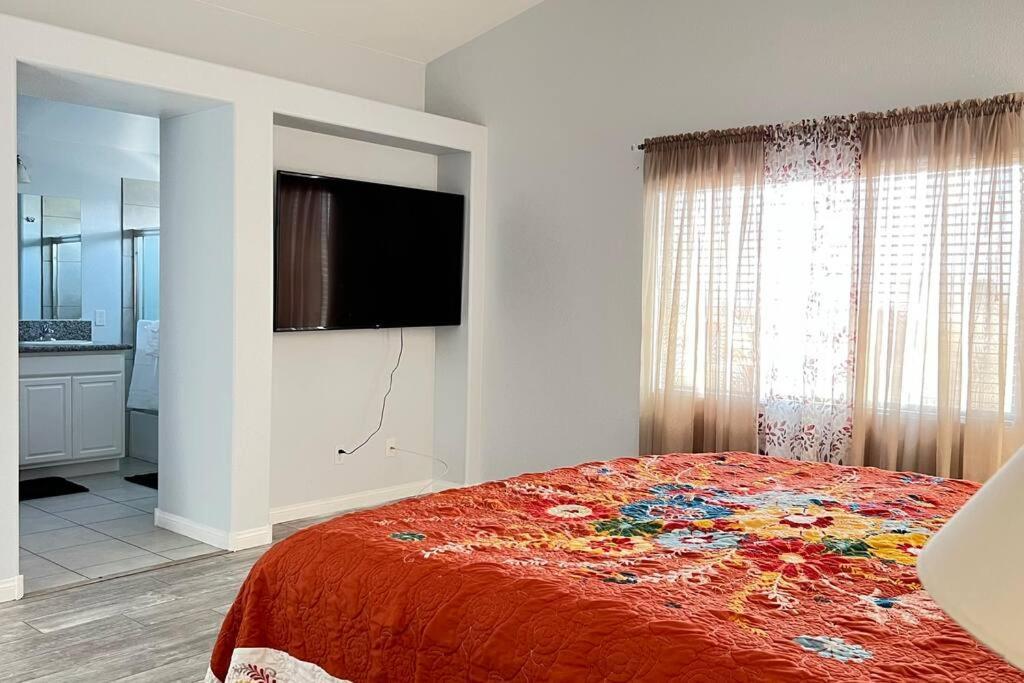 Mickelyn House- 5 Bedroom 3 Bath 5 Minutes To Speedway 18 Min To Strip * Las Vegas