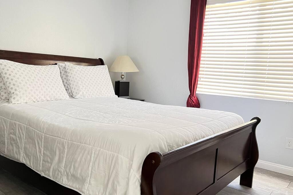 Mickelyn House- 5 Bedroom 3 Bath 5 Minutes To Speedway 18 Min To Strip