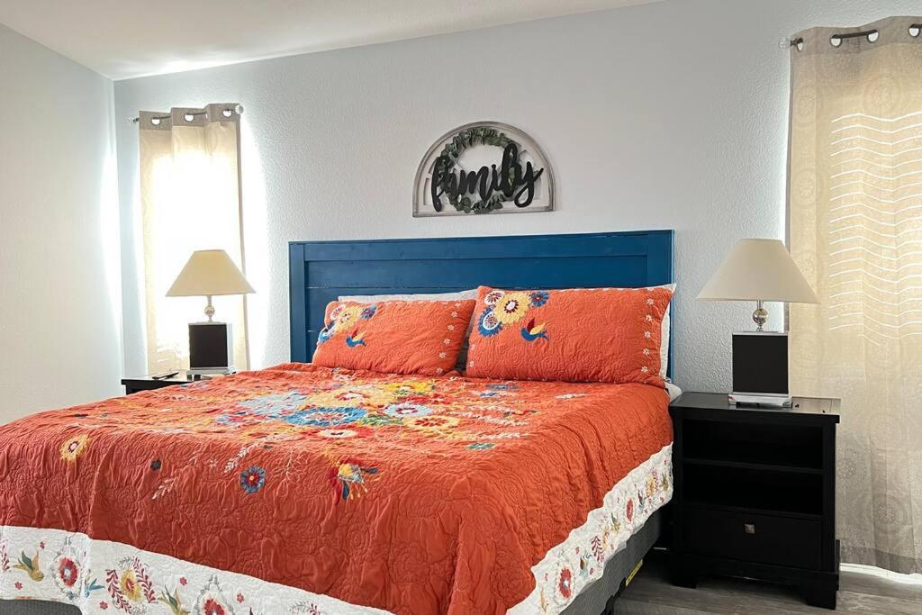 Mickelyn House- 5 Bedroom 3 Bath 5 Minutes To Speedway 18 Min To Strip Holiday home Las Vegas